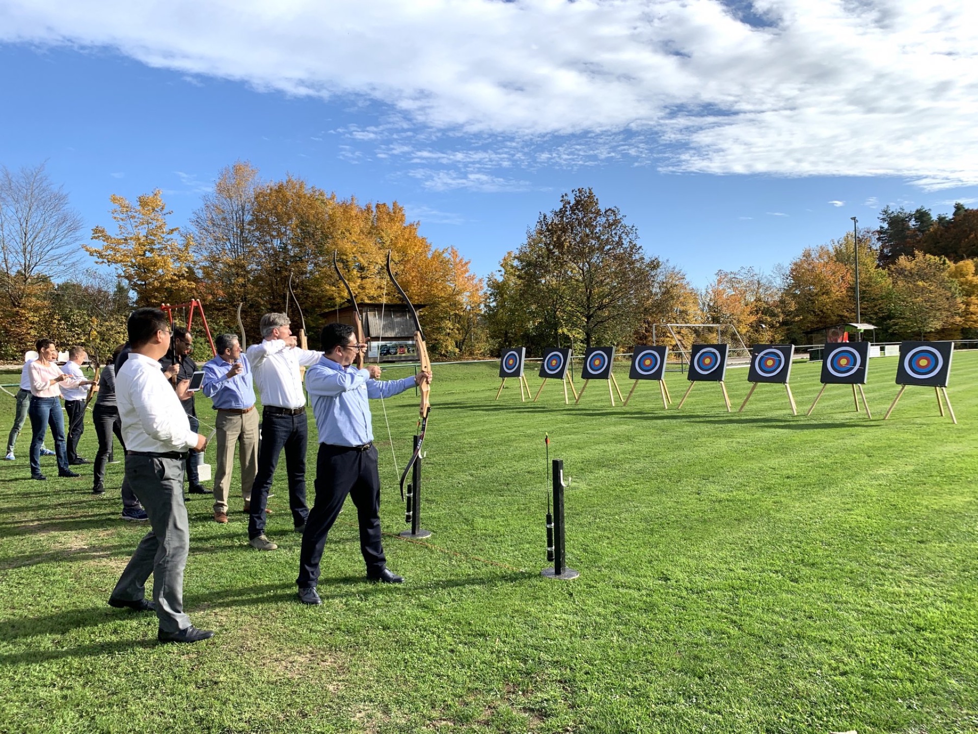 Bogenschießen: Konzentration während des Teamevents